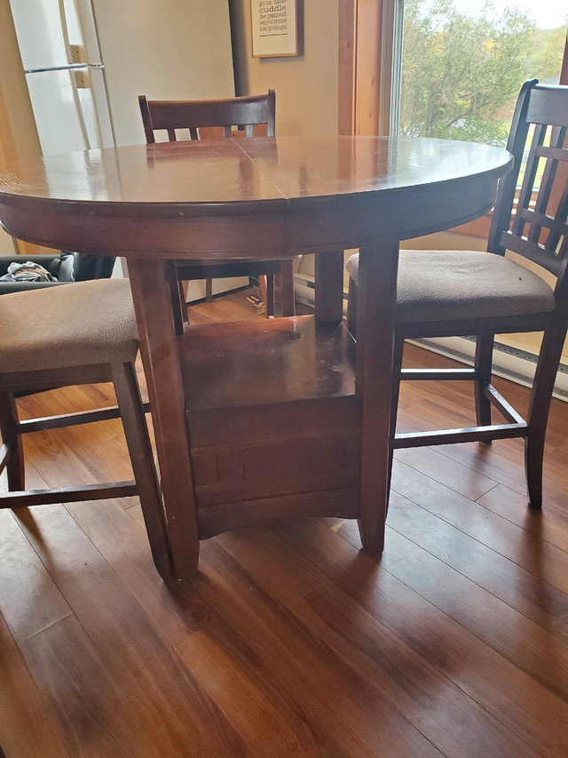 Kitchen table set  4 chairs in Dining Tables & Sets in Moncton - Image 2