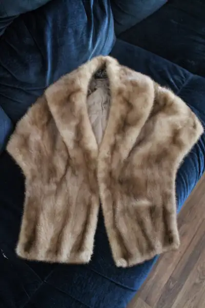 Étole de vison, View more