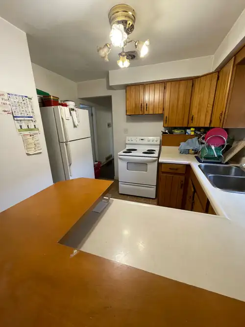 Available on the main floor of a house near Scarborough Golf Club and Lawrence, this spacious room o...