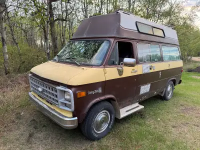 Camper Van - 1979 Chevrolet G20 Equipped with: - new tires - new windshield - new brakes - built in...