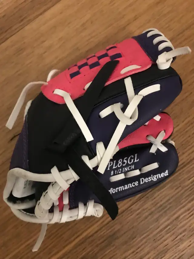 RAWLINGS YOUTH PINK PURPLE 8 1/2" RH BASEBALL GLOVE in Baseball & Softball in City of Toronto - Image 2