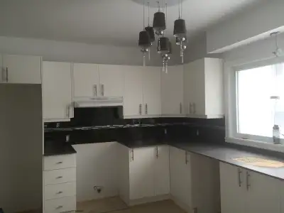 6 1/2 1st floor, park. yard, locker, near subways, hwy 15