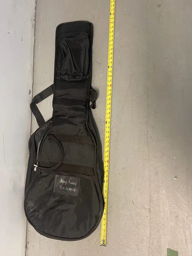 Guitar Case in Guitars in City of Montréal - Image 2