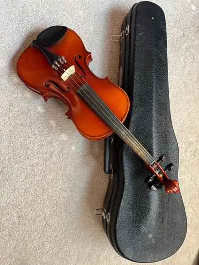 Children’s violin in used but good condition Only cosmetic scratches Bow and case included