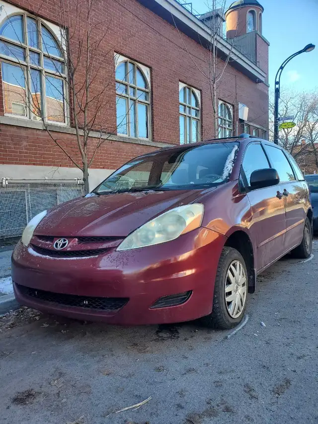 2006 Toyota Sienna in Cars & Trucks in City of Montréal - Image 3