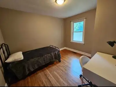 2 Rooms for rent, $800 each. All utilities included plus internet and laundry room. Very clean and t...