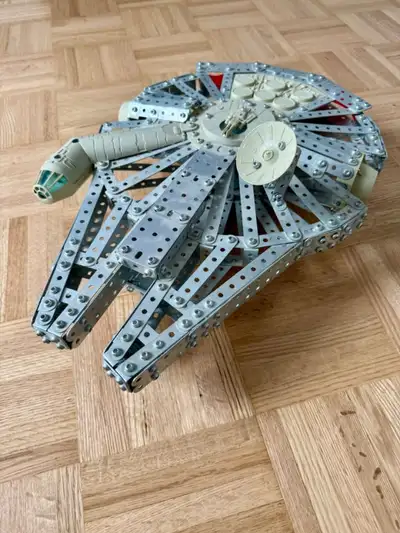 Vaisseau Faucon Millenium de Star Wars en pièces Mécano. Dimensions: 18” x 13”