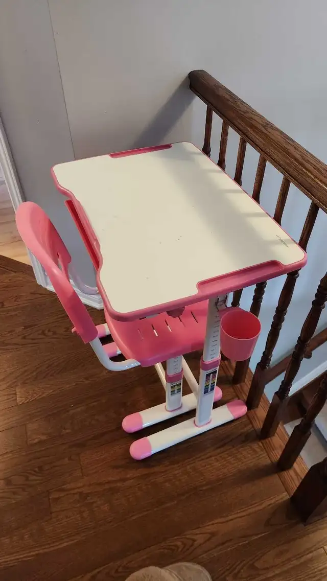 Height Adjustable Children's Desk and Chair Set in Desks in Ottawa - Image 4