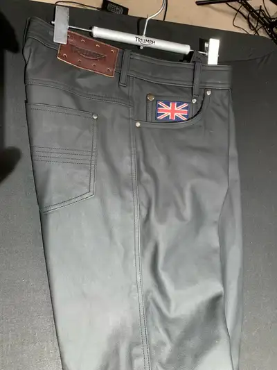 Get ready to ride in style with these Triumph motorcycle leather pants, size 34/44! These pre-owned...