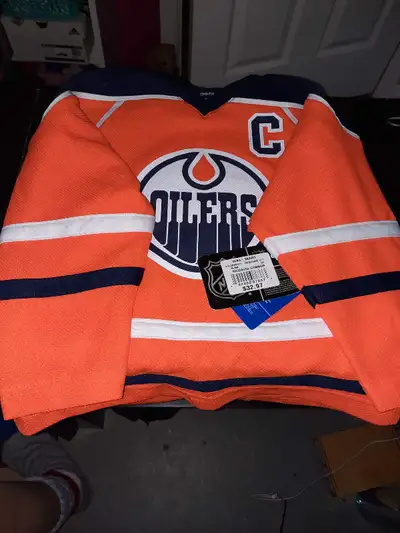 Score big with this Edmonton Oilers Connor McDavid Jersey! This jersey is in great condition, ready...