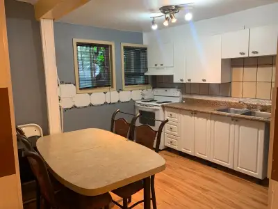 • Beau 3 1/2, situé au sous-sol d'un sixplex, • Poele et frigidaire inclus, • Laveuse et sécheuse in...