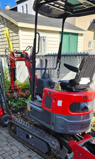 Je vends une pelle compacte en bon état, idéale pour les petits travaux d'excavation et d'aménagemen...