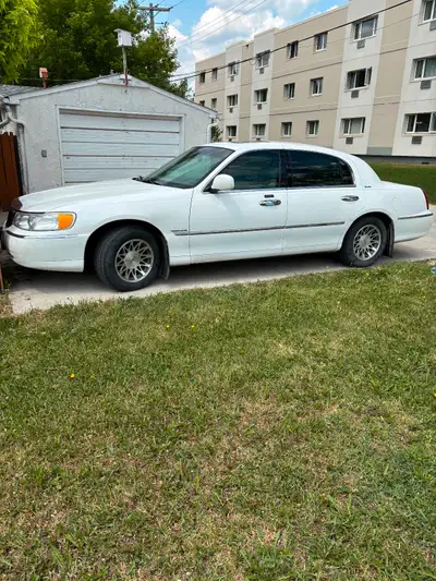 2000 Lincoln Town Car Signature Series 82,000 KM, Safetied, no rust, great condition Fully loaded, A...