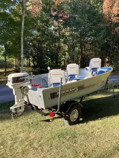 3 Seats, Factory Carpeting, Live Well +Bilge Pump, Running Lights, Interial Light, Floor Bilge Pump,...