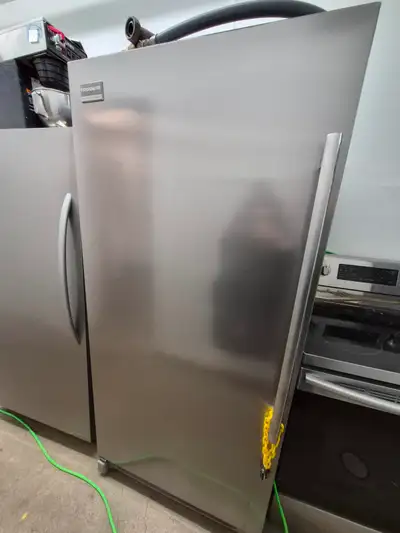 Congélateur de marque Frigidaire Professional. La fonction réfrigérateur ne fonctionne plus