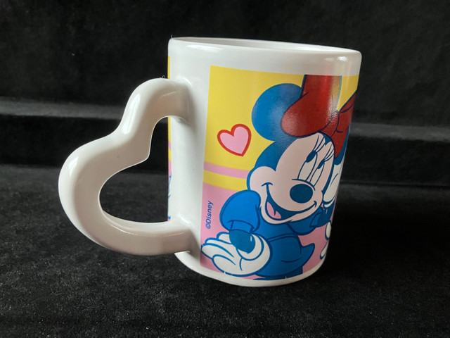 Disney Minnie Mouse Mug with Heart Shaped Handle dans Vaisselle et articles de cuisine  à Ville de Montréal - Image 2
