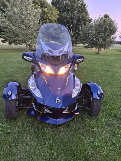 2010 can-am spyder BRP Only 37,500 km Just serviced; new back tire , new back breaks , new spark plu...