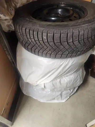 Get ready for winter with these used Pirelli Ice Zero tires, sized 215/70 R16, mounted on black stee...