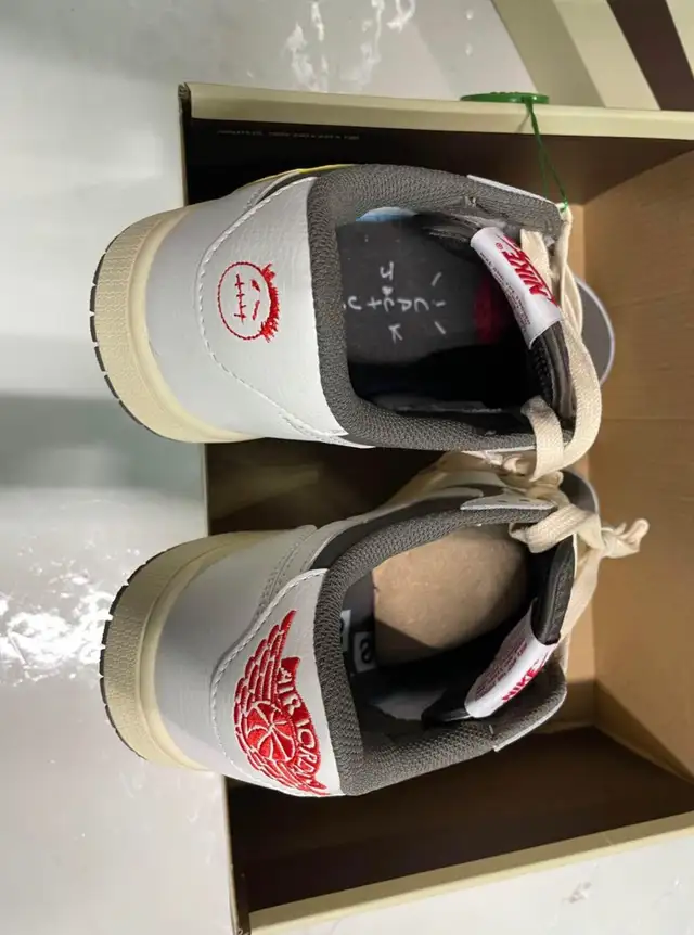 Jordan 1 Retro Low SP Travis Scott Reverse Mocha in Men's Shoes in City of Toronto - Image 4
