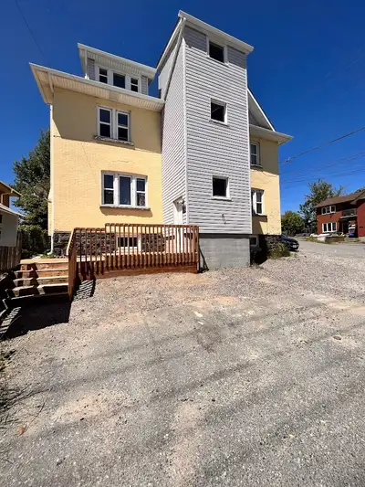1 Bedroom available to Sublease ( lease ending August 31st) located at Beatty Street $1,250 + utilit...