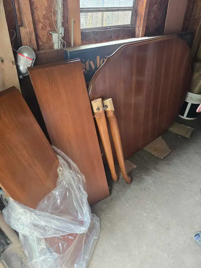 Dining Room Table in Dining Tables & Sets in Hamilton - Image 4
