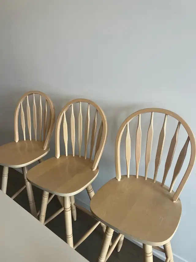 3 Swivel Bar Stools581022525236203521