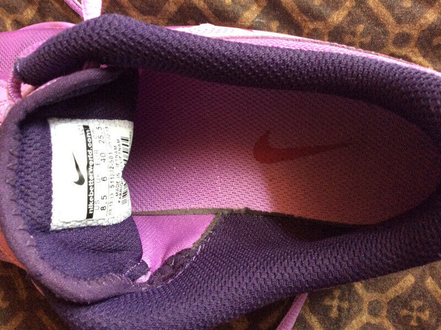 Ladies Nike size 8.5US barely worn like new! in Women's - Shoes in Ottawa - Image 2