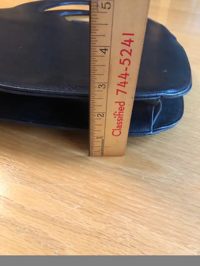 Vintage Coret Canadian Handbag Purse Black Faux Patent Leather R in Women's - Bags & Wallets in Kitchener / Waterloo - Image 11