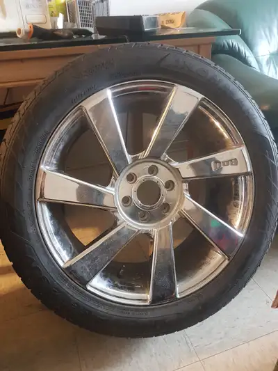 4 pneus d'été 275/45/R20 (6 trous) de marque Iron Man avec mags à vendre, presque pas d'usure, deman...