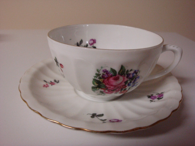 Vintage Teacups and Saucers Collection - Price Slashed in Arts & Collectibles in Cranbrook - Image 4