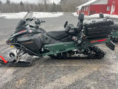 2026 expédition se full loaded with winch I e scratcher 20 inch track like new price to sell 3 year...