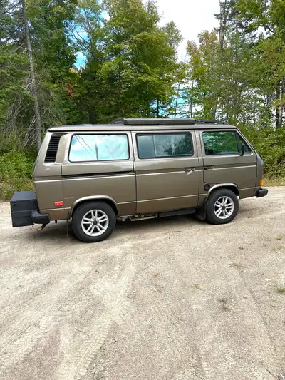 Véhicule parfait pour vos Road trips et camping . Entièrement refaite par l’ancien propriétaire en 2...