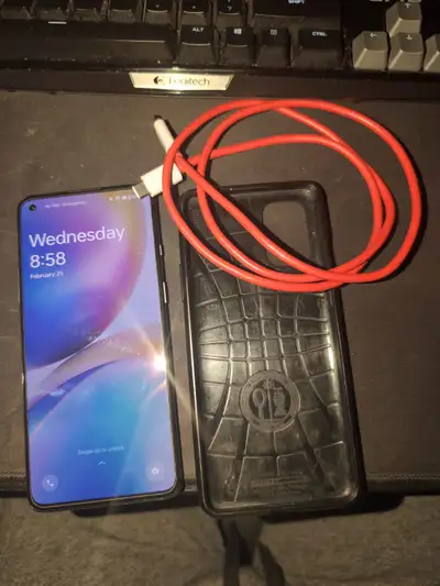Je parle FR. Mint condition - Screen has no scratches, has always had a screen protector and a case...
