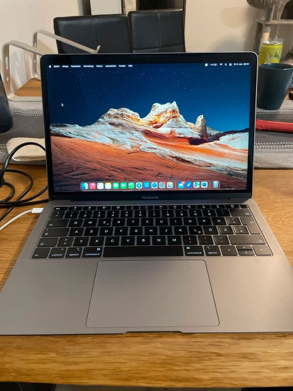 Macbook air (2019) 13.3 Retina 1.6GHz Dual core 15 in Laptops in City of Toronto - Image 2