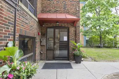 Studio Apartment – Lease Takeover | The Beaches, Toronto Cozy studio in a well-maintained building i...