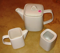Tea pot cream and sugar set