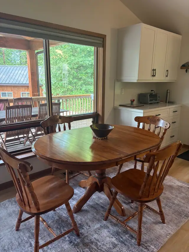 Maple  Dining Table & Chairs in Dining Tables & Sets in Barrie - Image 2