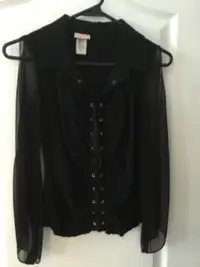 Chic blouse noire lacée sur le devant avec manches transparentes