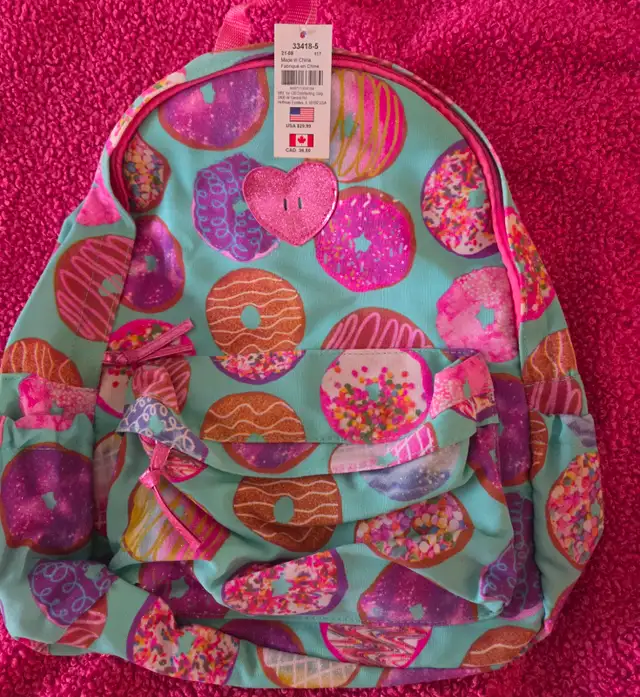 sac a dos vert multicolore avec pochette avant et imprimés in Hobbies & Crafts in Québec City - Image 2