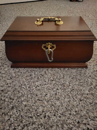 Vintage jewllery box with key