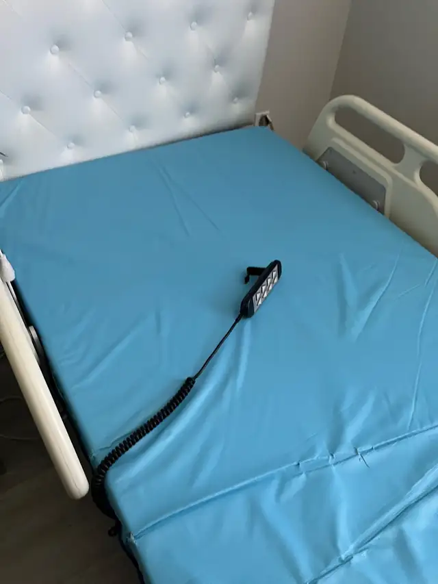 lit électrique  in Beds & Mattresses in Lévis - Image 3