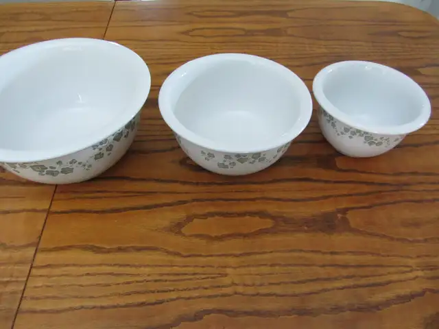 Corelle Coordinates Callaway Green Ivy Nested Mixing  Bowls Set in Kitchen & Dining Wares in Oakville / Halton Region - Image 2