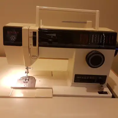 Marque Singer # 6251 machine à coudre mécanique. Moteur silencieux électrique avec une pédale. Fait...