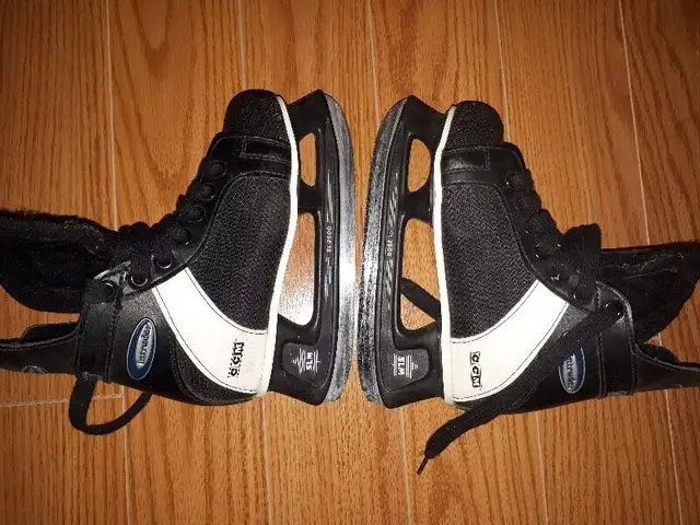 CCM kids skates excellent condition 9/13 " 237 mm or Best Offer in Hockey in Markham / York Region - Image 2