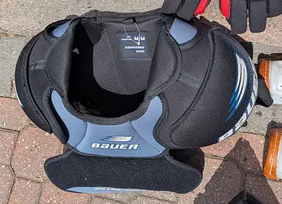 Any summer hockey players out there? Selling the following two items Bauer Supreme 1000 hockey shoul...