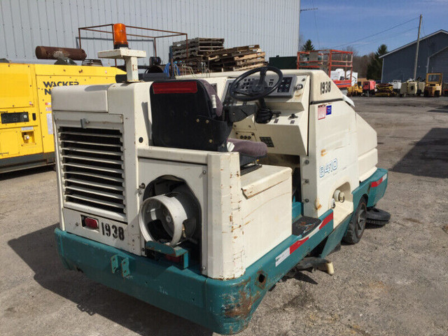 Tennant 8410 LPG FORD Floor Sweeper Scrubber Vacuum Cleaner in Other in City of Toronto - Image 3