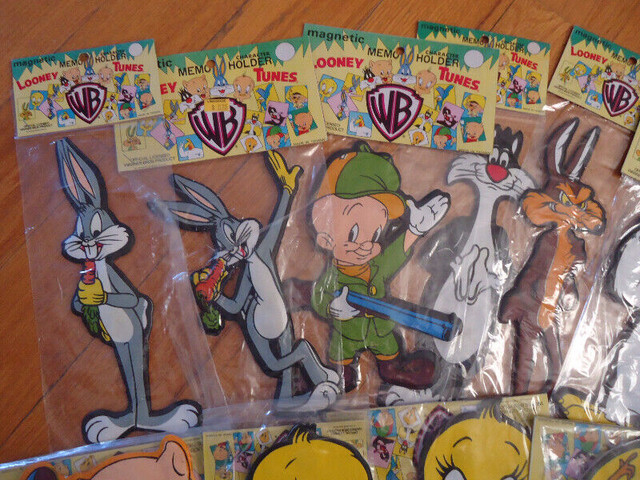 1977 Bugs Bunny Coll. 10 Grands Magnets Coyotte Looney Tunes in Arts & Collectibles in Québec City - Image 3