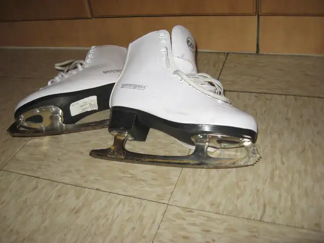 WinnWell Teens Ice Finger Skating Skates Size 8 US White in Skates & Blades in Ottawa - Image 4