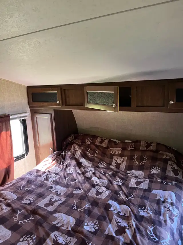 2017 Keystone 5th Wheel in Travel Trailers & Campers in Lloydminster - Image 10