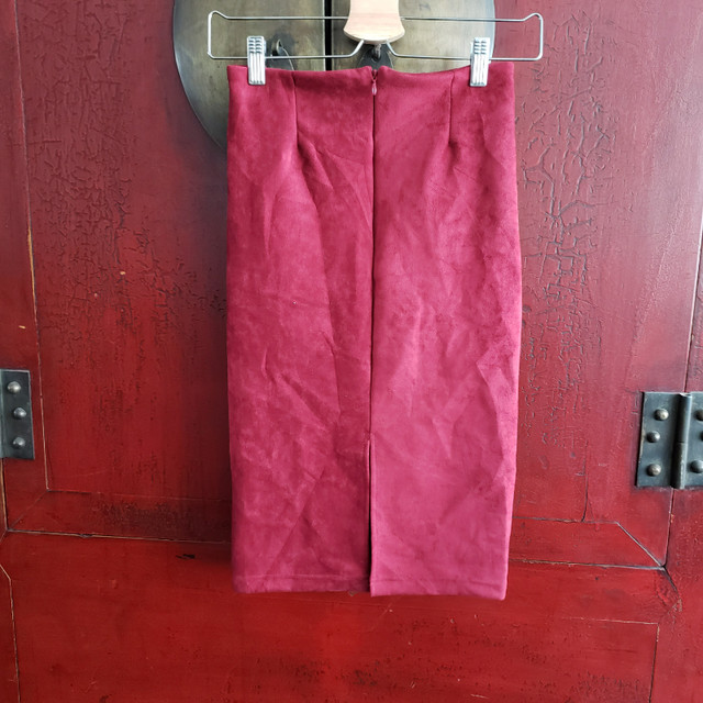 Vintage Red Suede Leather Midi Pencil Skirt with Back Slit in Women's - Dresses & Skirts in City of Toronto - Image 3